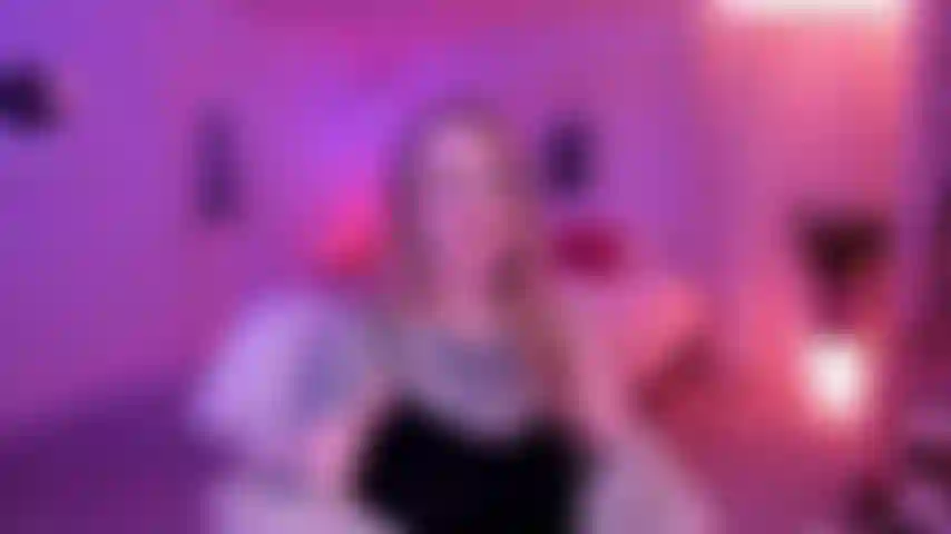 Instrução particular de chupar pau (strapon).