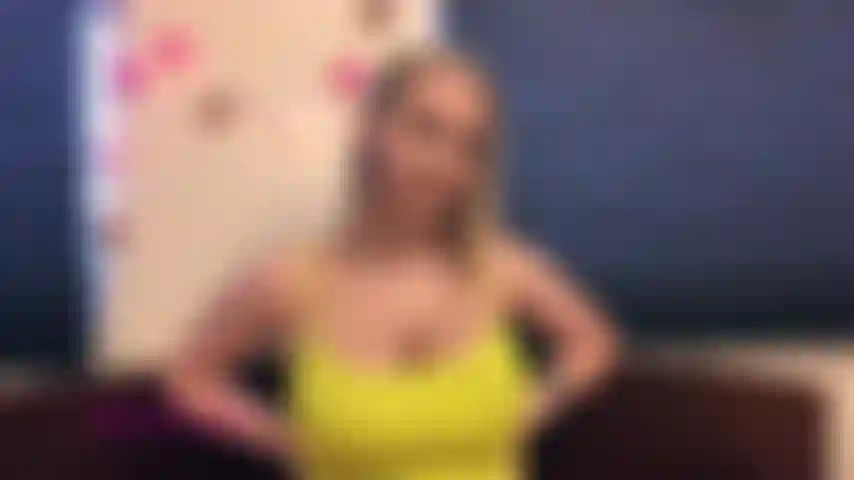 Os peitos enormes da madrasta começam a vazar pela camisa quando ela pega você olhando para eles. Bons meninos podem ir para o céu, mas meninos maus ganham muito leite borrifado para eles.