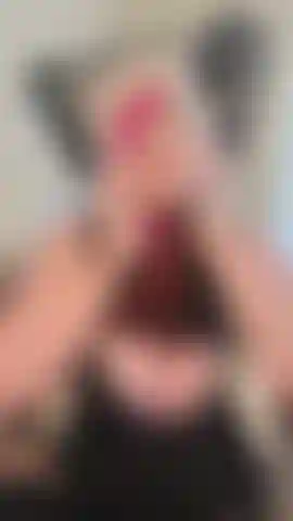 Gatinha peluda curte masturbação a sós. Chapéu fofo de gatinha, meias até a coxa, vestido preto, plug anal com rabo de gato. Acariciando minha pelagem macia e tocando meu, brincando com os mamilos, pernas abertas, enfiando os dedos na minha buceta no sofá. #Buceta #dedilhado #furry #pelo #meias #natural #seios #orelhasdegato #bbw #pluganal #cosplay #garotadegato.