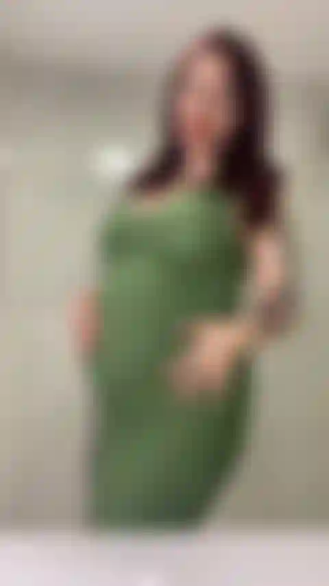 31 Grávida de semanas, vestido verde para adorar a barriga nua e brincar com a buceta.