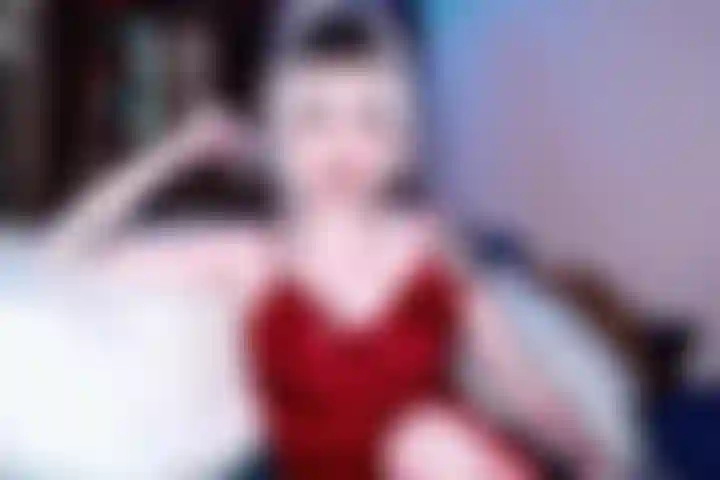 Hipnose de peitos grandes / sua namorada bruxa mandona, acha que você seria mais gostosa quando menina.