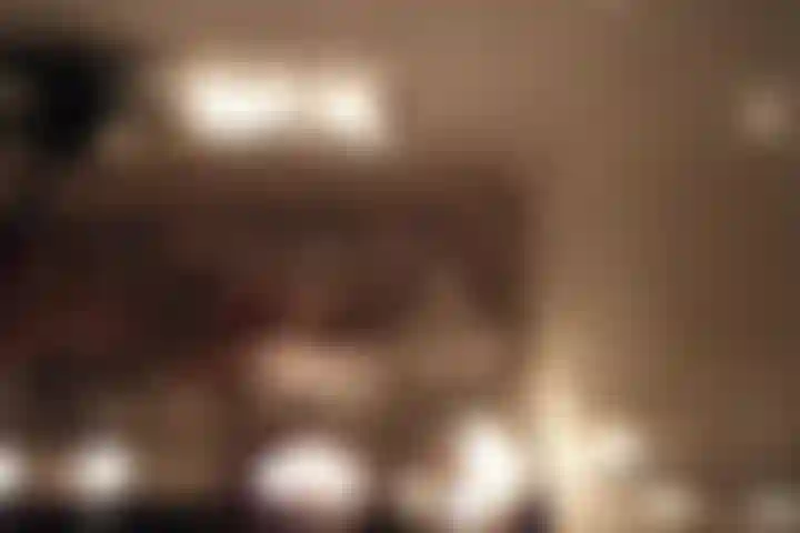 Deusa banho de espuma/vista aérea, foco nos pés, relaxamento.