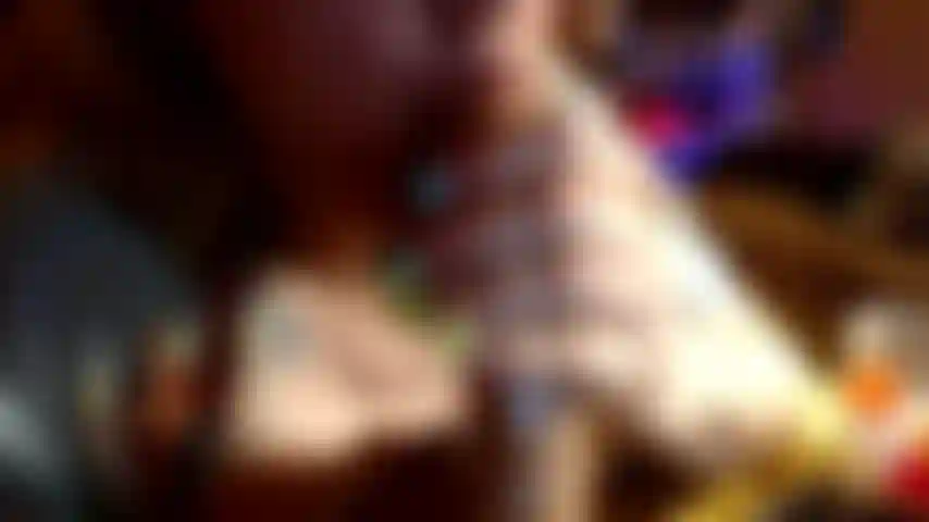 Minha língua grande e molhada faz esse brinquedo de pau entrar.