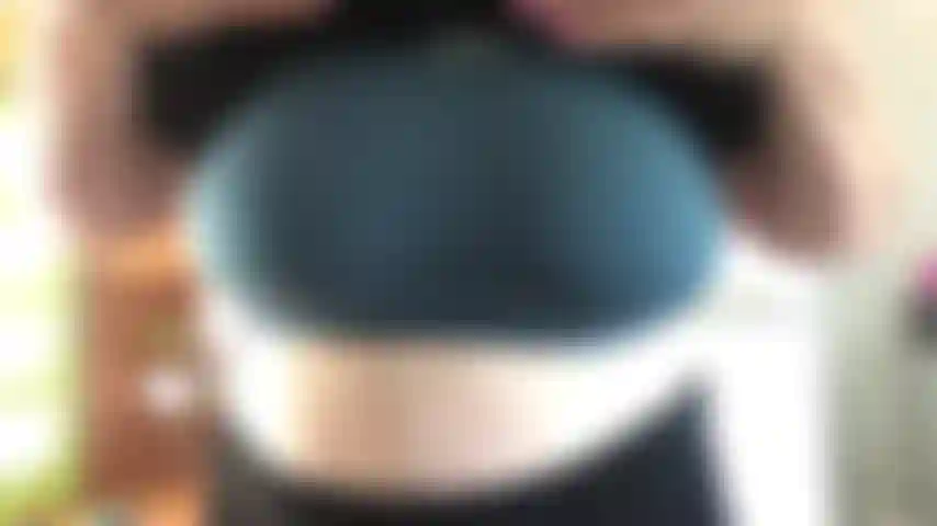 Com peitos grandes caindo e tremendo selvagem.