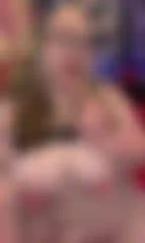 Chupando um vibrador com os peitos de fora.