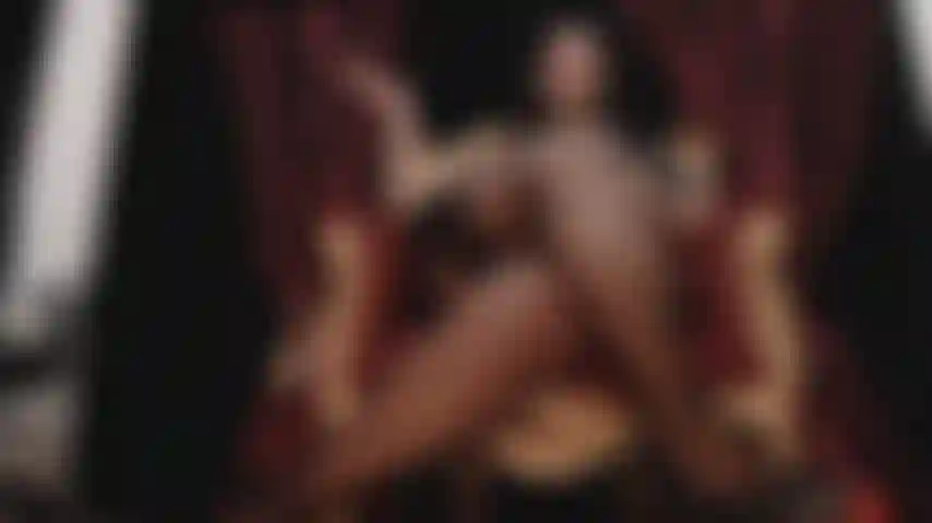 Pés balançando, enlouquecendo seu clitóris com meus dedos.