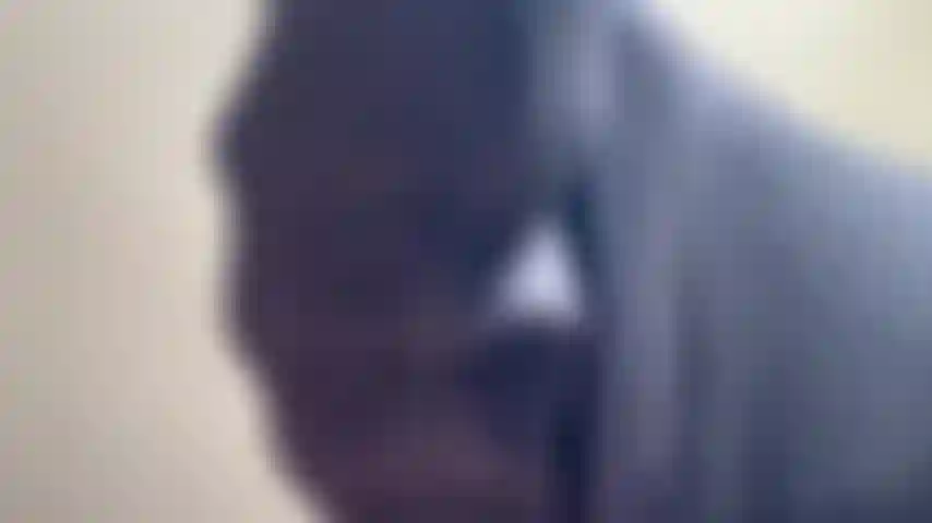 Pov facessentada de saia com meia-calça e nua.