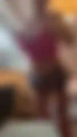 Só um pequeno passeio de provocação no dildo.
