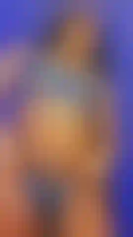 Lacy vê através do conjunto de lingerie.