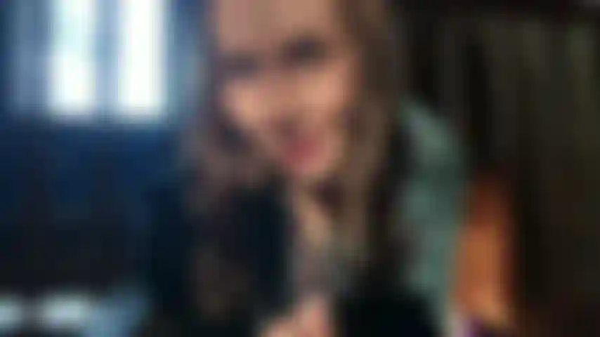 Esgueirando-se para gozar na cabana enquanto minha companhia estava fora! Pego os últimos raios de sol no sótão e fico ainda mais molhada e cremosa.