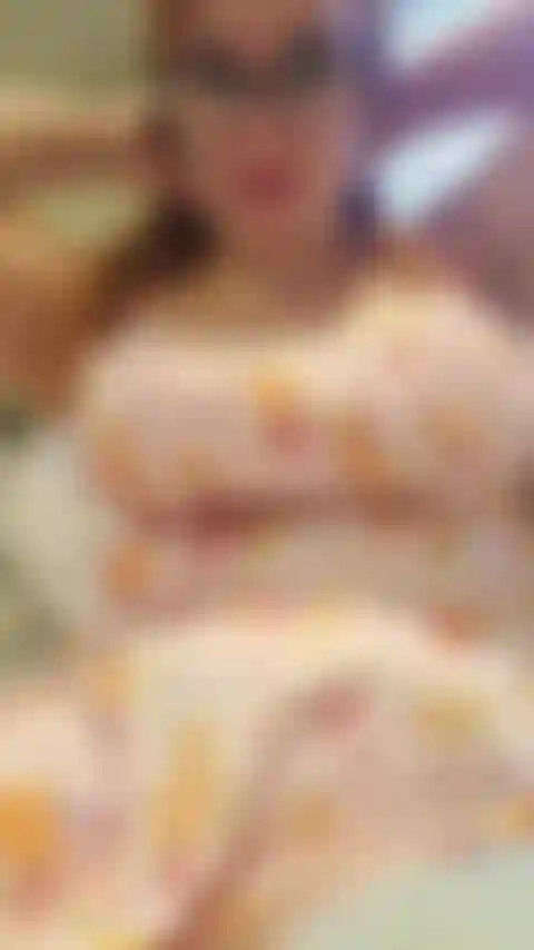 Te provocando com meus peitos grandes!