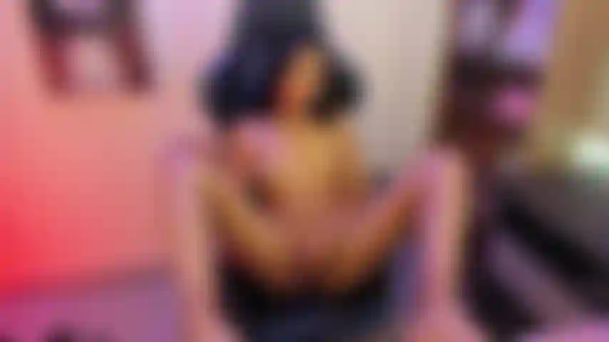 Coloco minha buceta com os dedos bem úmidos.