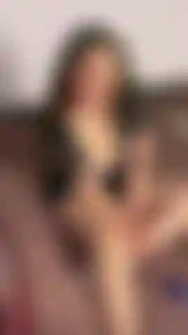 Sexy provocando, sentindo um pouco de calor e tesão... Compartilhe seus pensamentos comigo.