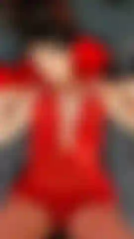 Provocando você com meu corpo excitado e meus lábios vermelhos e ardentes.