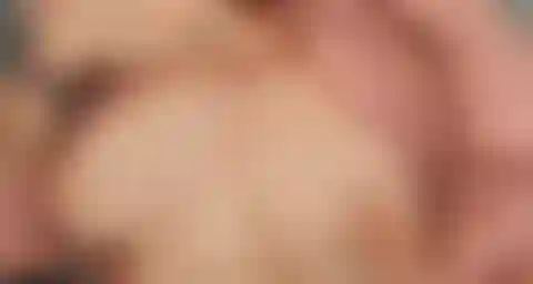 Saltando meus mamilos inchados.