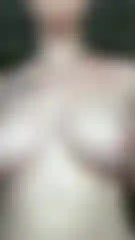 Peitos saltitantes no chuveiro.