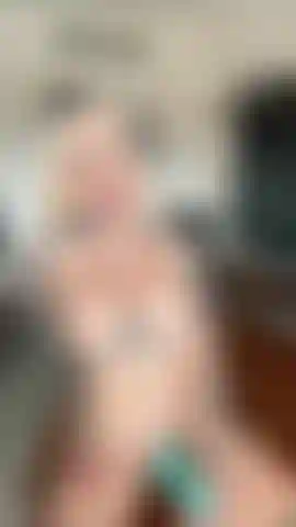 Converso com você e brinco com brinquedo em múltiplas posições.