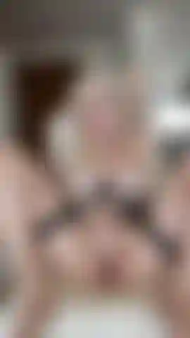 Perna aberta voltada para você.