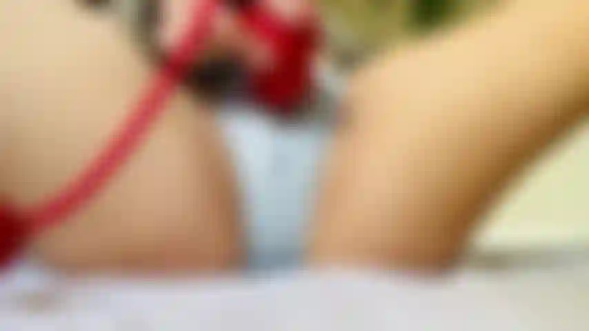 Esguichando através da minha calcinha com meu vibrador.