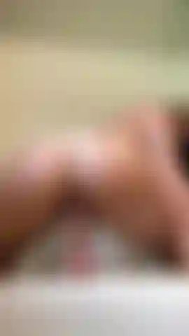 Um vibrador andando na banheira até esguichar.