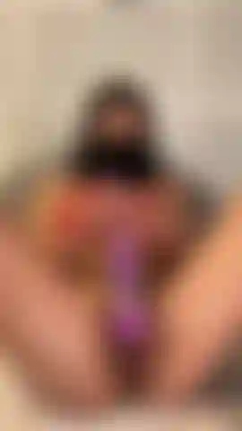 Usando uma varinha vibradora até gozar.