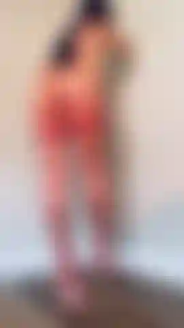 Adoro minhas pernas e pés sensuais em meia arrastão vermelha.