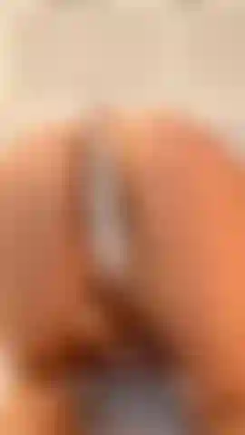 Idiota exibicionista e jogo de plug anal.