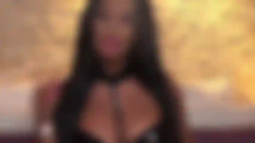 Palavras não são necessárias quando minha beleza é acompanhada por uma espessa fumaça. Observe meus olhos por trás da fumaça nublada e sinta-a em suas narinas enquanto eu a sopro em sua direção por entre meus lábios carnudos!