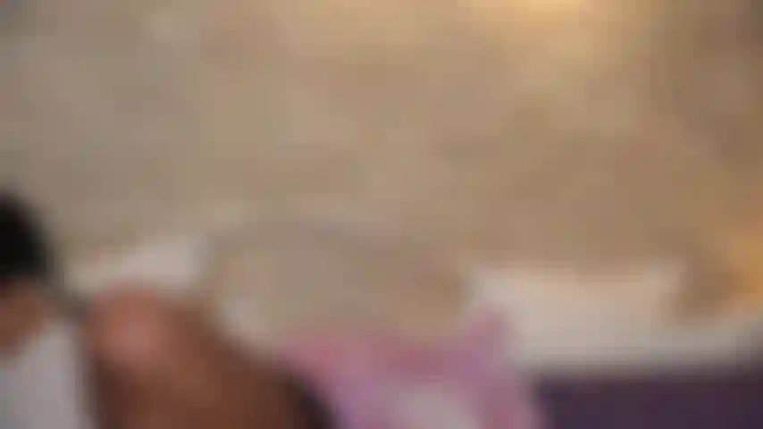 Provocando seu pau latejante com meus mamilos pontudos sob minha camisa branca molhada até um orgasmo vulcânico em todos os meus seios enormes.