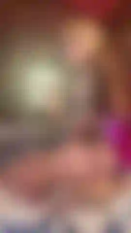 Uma boneca loira gostosa cavalgando um pau preto grande até gozar.