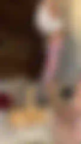 Missy é uma estudante pervertida de meia-calça e salto alto.