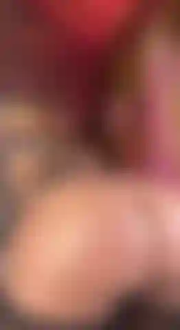 Uma esposa gostosa vem e esguicha em um pau grande.