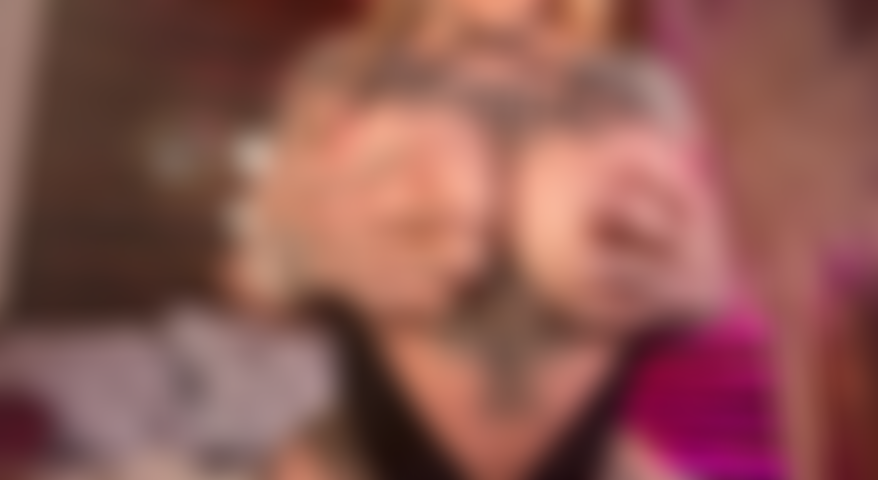 Cavalgando um pau grande com uma calcinha.