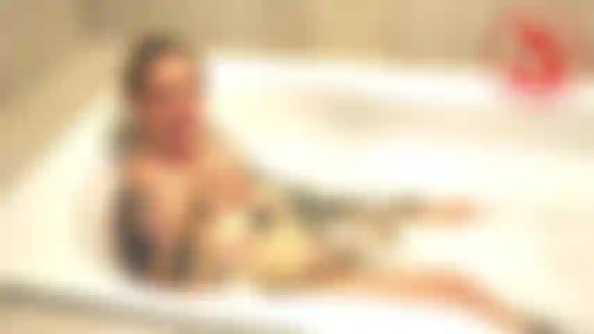 Escorregadia quando molhada: diversão safada na hora do banho para fazer você explodir.