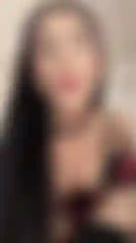 Faço sexo anal profundo enquanto dedilho minha boceta apertada e cremosa.