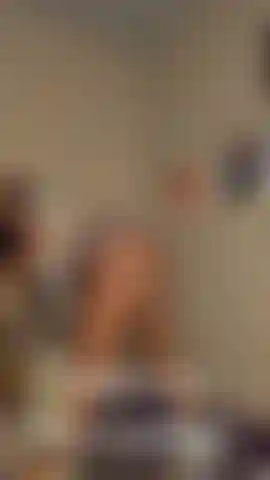 Dança de cadeira batendo palmas.