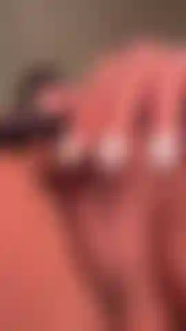 Com uma buceta "aberta só para você".