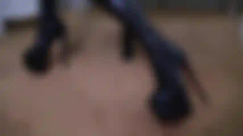 Traga seus desejos e submissão a mim. Vem brincar na escuridão da minha sombra. Meu poder se estende do sensual ao extremo.