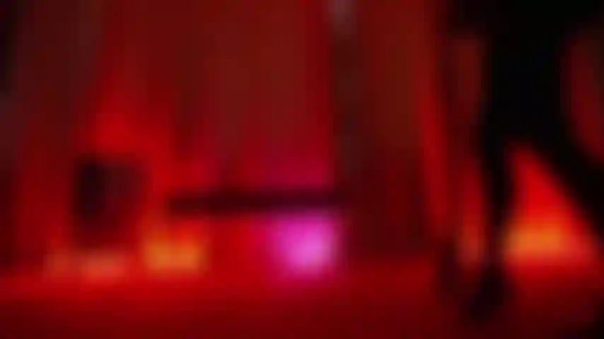 Sou uma princesa sádica e mal-intencionada que ama nada mais do que esmagar você sob um de seus saltos agulha.