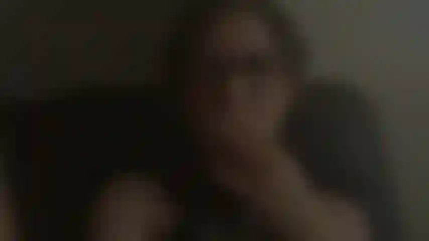 A senhora dá permissão para gozar + fumar.
