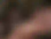 A senhora coloca seus maravilhosos pés descalços para cima.