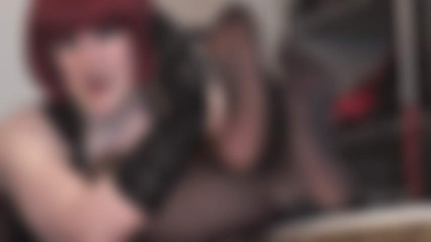 Dedos reforçados, meias-calças pretas, mimam o lacaio com uma punheta de nylon. Depois de você ter adorado cada centímetro deles com a língua, a dona vivian usa os pés para ordenhar o pau do seu escravo em seus lindos dedos.