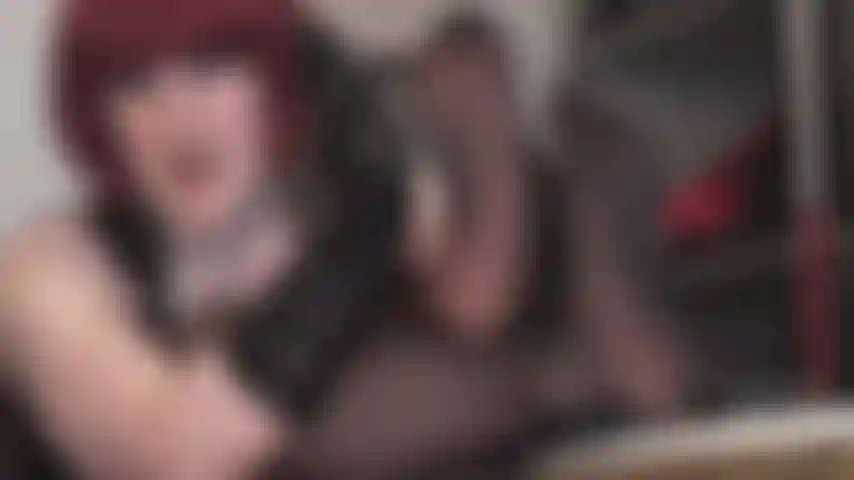 Dedos reforçados, meias-calças pretas, mimam o lacaio com uma punheta de nylon. Depois de você ter adorado cada centímetro deles com a língua, a dona vivian usa os pés para ordenhar o pau do seu escravo em seus lindos dedos.