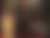 A mistress exibe seu corpo maravilhoso em um macacão preto de látex colado ao corpo.