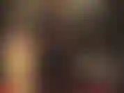 A mistress exibe seu corpo maravilhoso em um macacão preto de látex colado ao corpo.