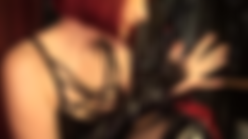 Fetiche por luvas de pvc - a amante provoca com essas luvas de vinil pretas brilhantes e quentes.