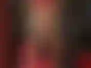 A senhora está vestida com látex vermelho e meia-calça, enfiando paus em você de ambos os lados.