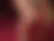 Fetiche por pés, adoração por saltos altos - scarpins vermelhos brilhantes e arcos incríveis. Brincadeira com sapatos e provocação com os pés para submissos.