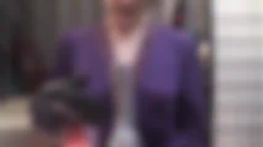 Tentadora com seu pau enorme, seios e saliva gostosa - você nunca provou um pau antes, mas a dominatrix torna impossível negar. Você deseja esse pau lindo aninhado entre os seios dela, envolto em cuspe. (Femdom, fetiche, bi forçado, chupador de pau, brincadeira com seios, brincadeira com cuspe, meia-calça, cinto com pênis, strapon, decote, luvas de couro).