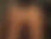 Que gosta de uma punheta com luvas depois de adorar a bunda perfeita da patroa em camadas de meia-calça dourada extremamente brilhante e uma calcinha fio dental minúscula.